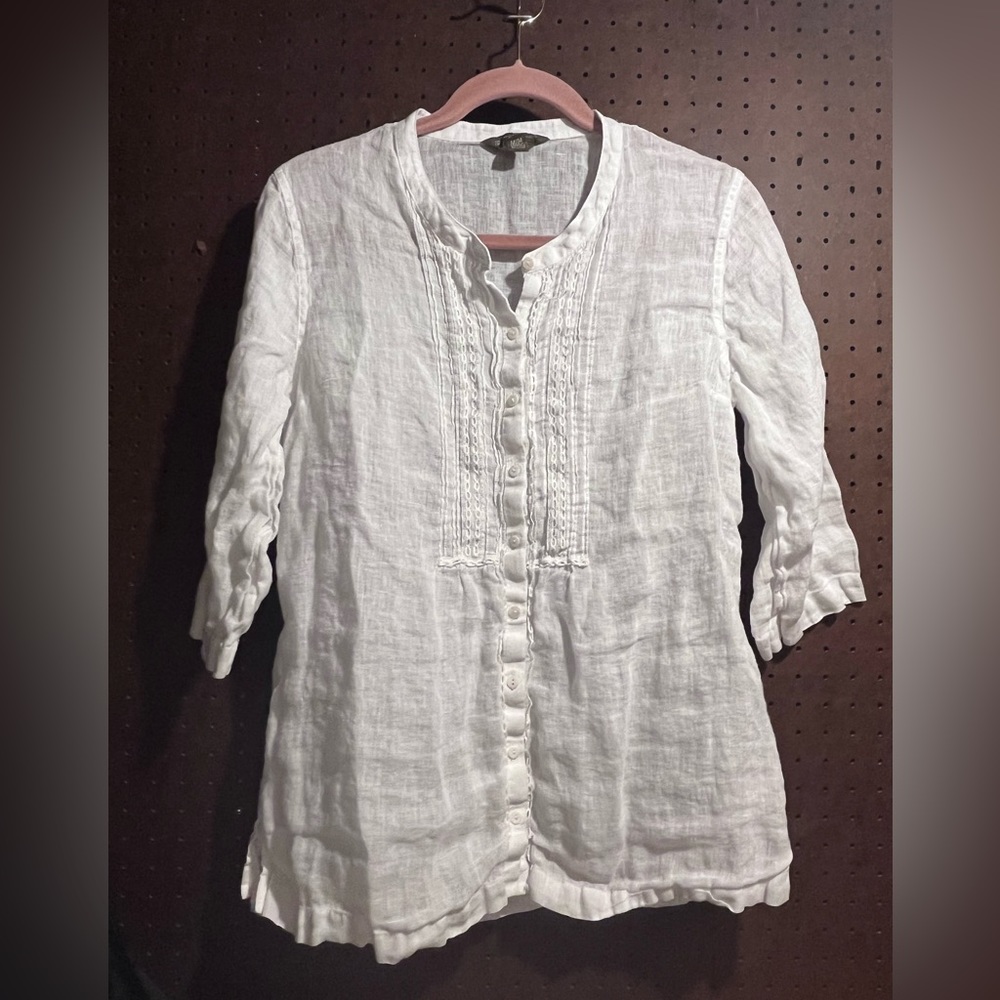 Tommy Bahama Linen Embroidered Button Up Shirt size Medium.